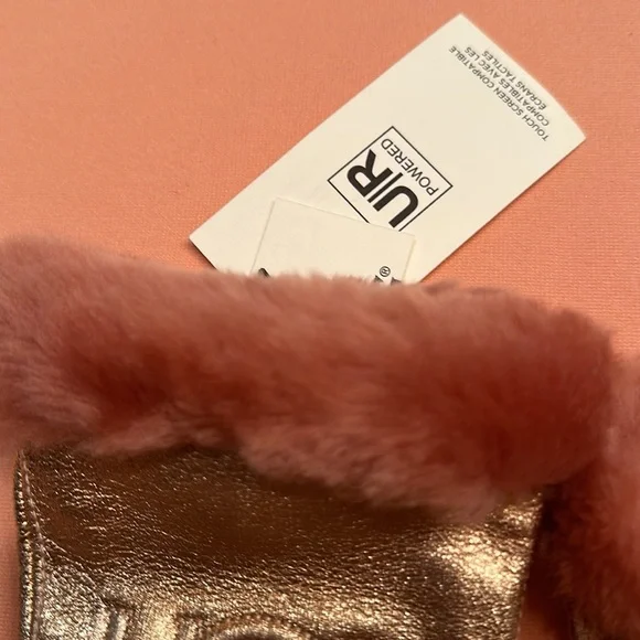 NWT UGG gloves Size large but fit more like Medium - Picture 2 of 8